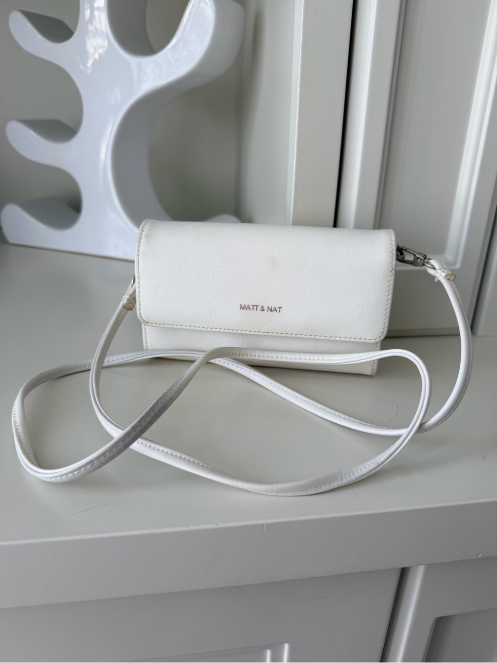 MATT & NAT White Drew Medium Vegan Leather Crossbody Bag Purse Clutch - Picture 4 of 16